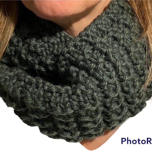 🧶🧶 HAND KNIT NECK WARMER. GREAT STOCKING STUFFER. COZY WARM AND COMFY - Picture 3 of 3